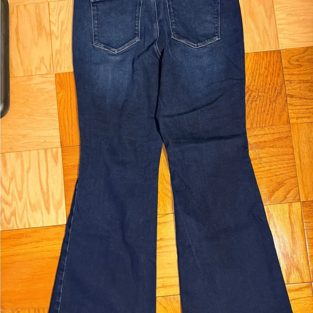 Good American DOLLY JOLEANS FLARE JEANS | INDIGO1020 - Picture 3 of 4
